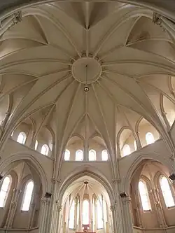 L'église paroissiale Saint-Pierre : vue intérieure, les voûtes.