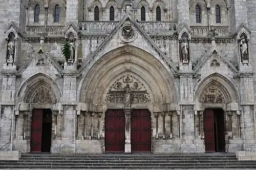 Le portail principal de l'église.
