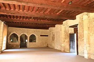 Passage couvert vers les jardins.