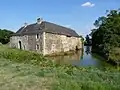L'ancien château de Limoëlan et ses douves.