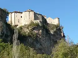 Les châteaux vus du bas de la falaise.