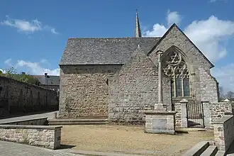 Église Notre-Dame-du-Tertre : façade sud et calvaire.
