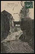 La cascade à la sortie de l'étang vers 1908.