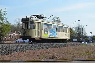L'ancien tram qui était exposé sur le rond-point près du centre commercial Cora, démonté en 2016.