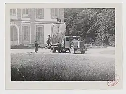 Transport du tableau de Le Brun au dépôt de Sourches en 1942 (A.N. 20144792/251)