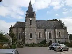 Photographie en couleurs d'une église vue dans son ensemble.