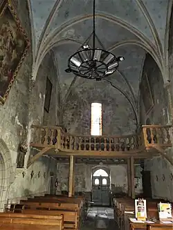 L'arrière de la nef et la tribune.