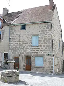 Maison, place du Puits-du-Marché.