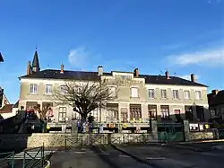 Le groupe scolaire de Chénérailles.