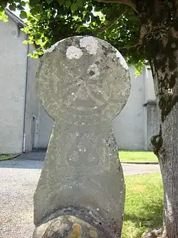 Stèle à l'entrée de l'enceinte de l'église de Chéraute.