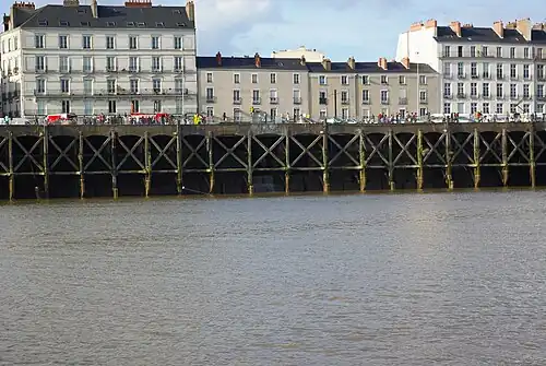La Chézine se jette dans la Loire sous le quai de la Fosse à Nantes.