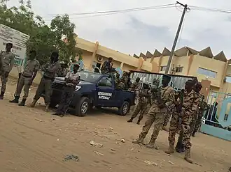 Gendarmes tchadiens devant le palais de justice de N'Djaména en 2016