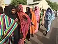 Des femmes font la queue avant de pouvoir voter à N'Djaména.