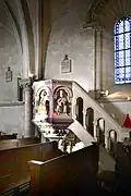 La chaire à prêcher de l'église.