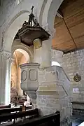 La chaire à prêcher.