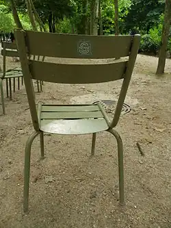 Chaise Sénat au jardin du Luxembourg avec le logo du Sénat.