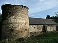 Tour et logis du manoir vus de l'extérieur.