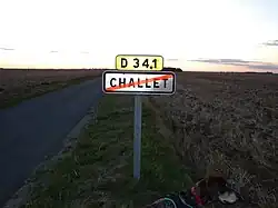 Le panneau du village, à la lumière du soleil couchant.