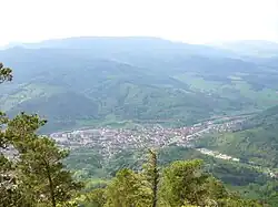 Vue sur le village de Lièpvre depuis le sommet du Chalmont.