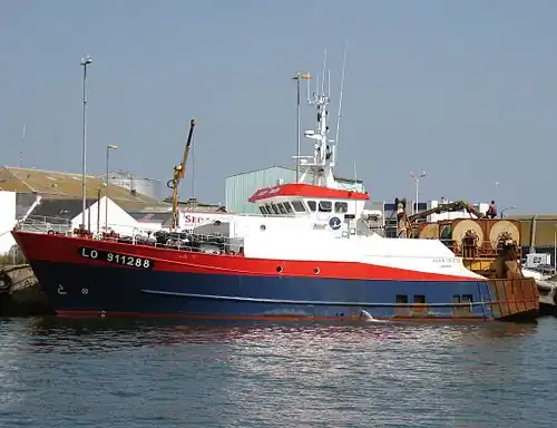 Chalutier hauturier, équipé pour la pêche sur le plateau continental ou en haute mer