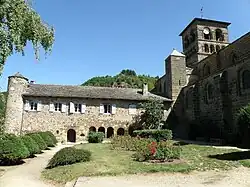 Vestige du cloître (au centre de la photo).