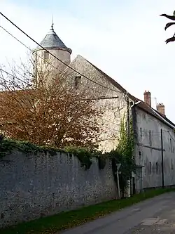 La ferme de Balagny avec sa tour du XIIIe&nbsp;siècle.
