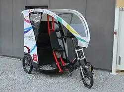 Photographie en couleurs d’un vélobulle devant la gare SNCF de Chambéry.