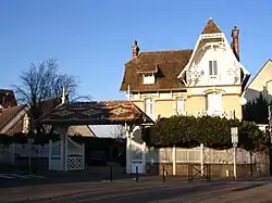Maison, près de la gare.