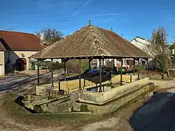 La fontaine-lavoir-abreuvoir.
