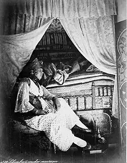 Modèle sur une robe abaya (l'ancêtre de la blousa)