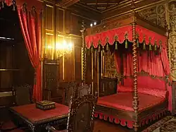 Photographie en couleurs d'une salle d'un château.