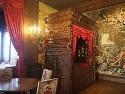 Photographie en couleurs d'une chambre d'un château.