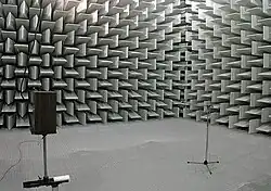 Chambre anéchoïque du [[Laboratoire National de Métrologie et d'Essais]]