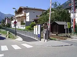 L'entrée de la halte près du passage à niveau.