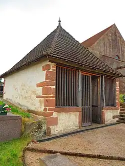 La chapelle sépulcrale des abbés, actuellement columbarium.