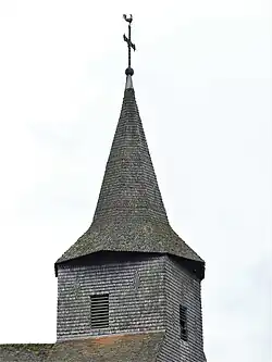 Son clocher recouvert de bardeaux.