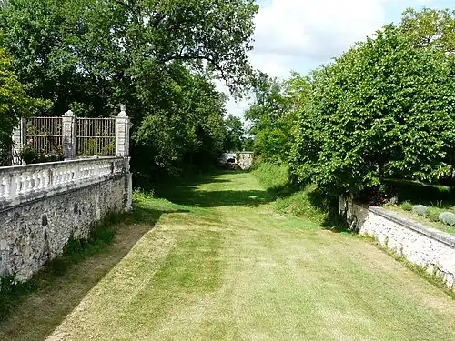 Le bief (asséché), en limite de Champagne-et-Fontaine et Cherval, qui alimentait en eau le moulin de Clauzuroux depuis la Pude.