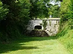 L'escalier d'eau et le bief (asséché) qui alimentait en eau le moulin de Clauzuroux.