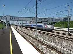 Une rame TGV Réseau traverse la gare Champagne-Ardenne TGV, sur ses voies centrales dépourvues de quais.