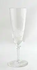 Verre «&nbsp;flûte&nbsp;», cheminée ouverte et droite, absence d'épaule, forme droite (champagne)
