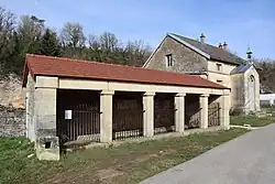 Lavoir et ancienne école.