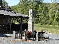 Le monument aux morts de Champeaux.