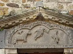 Linteau sculpté au-dessus de la porte du transept nord.