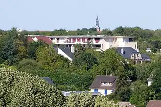 L'église Saint-Denis, vue des jardins de l'évêché de Chartres.