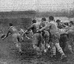 Sortie de mêlée pour le montferrandais Thiers, le demi de mêlée qui ouvre sur ses lignes arrières.