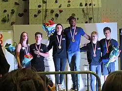 photo du podium, les médaillés hommes et femmes sont souriants et fêtent leurs résultats