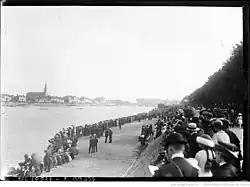 Une foule sur un quai