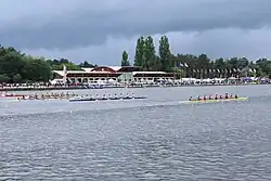 Bateaux d'aviron 8 et Palais du Lac en arrière-plan