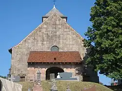 La façade et son porche moderne à arc en anse de panier.