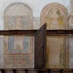 Fresques au-dessus des stalles.